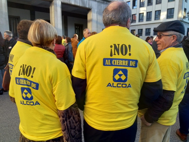 Concentración en la Plaza de España por la continuidad de Alcoa