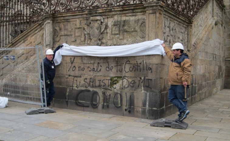 Polémica política por las pintadas en la Catedral de Santiago