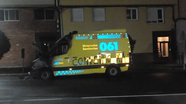 Queman una ambulancia en Santa Comba.Gfg