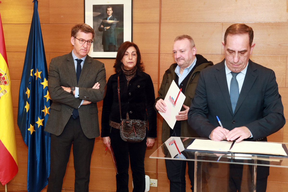 Feijóo y los responsables de UGT y Comisiones miran como el conselleiro de Facenda firma el acuerdo de la carrera profesional en 2019
