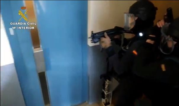 (Vídeo) Armados hasta los dientes, así entraron los guardias civiles en un piso de Lugo para liberar a una menor que finalmente dijo que no había sido secuestrada