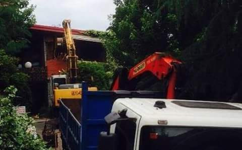 Las máquinas culminan la demolición de la casa del barrio de Reza, Ourense
