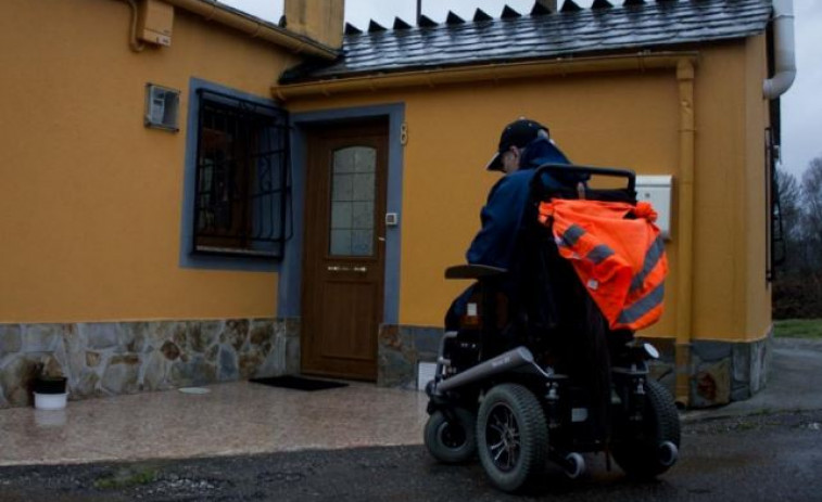 Obras públicas impiden a mujer en silla de ruedas salir de su casa
