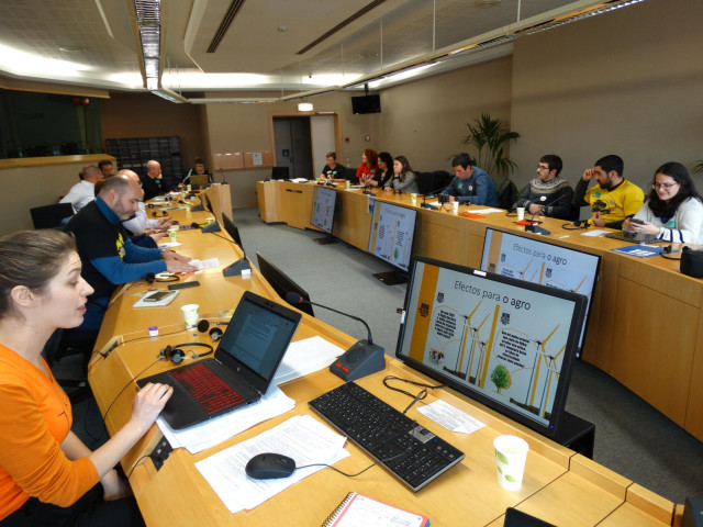 Colectivos de Ordes (A Coruña) denuncian en la Eurocámara que la comarca está 