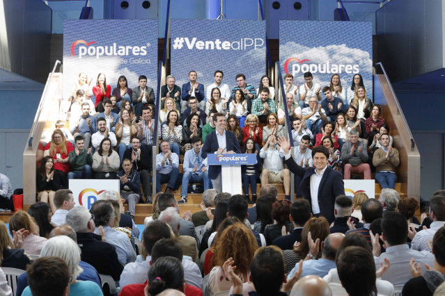 Acto de entrega a los carnets a nuevos afiliados del PP en Vigo con el president