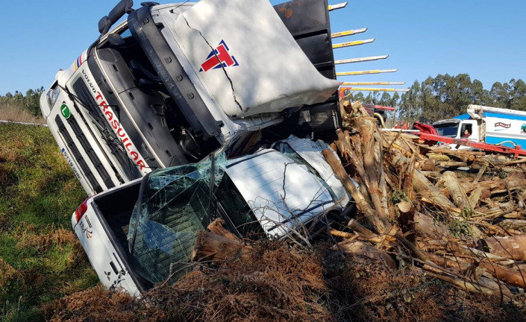 Aparatoso accidente con un herido al volcar un camión con madera de eucalipto