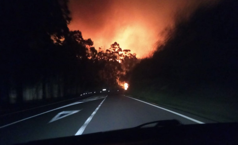 El incendio de Dodro provoca el corte de la Autovía y lleva unas 200 hectáreas quemadas (vídeos)