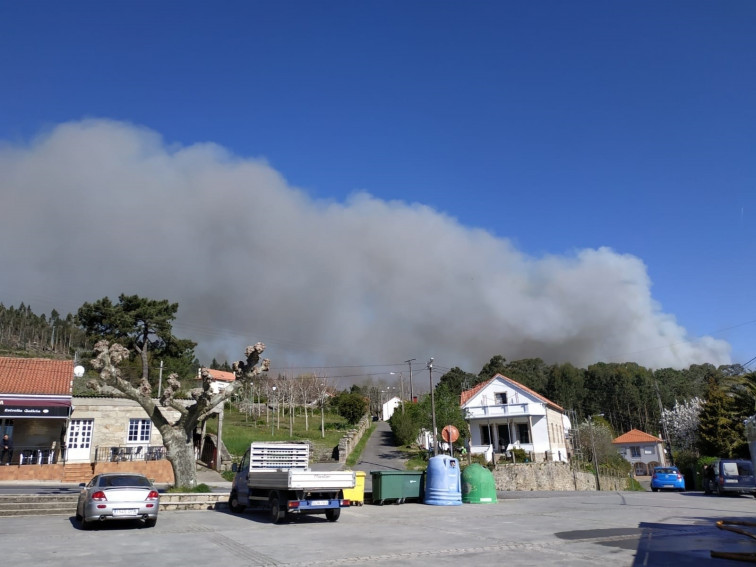 El incendio se acerca a las casas y sigue sin control en la zona de Rianxo - Dodro (vídeos)