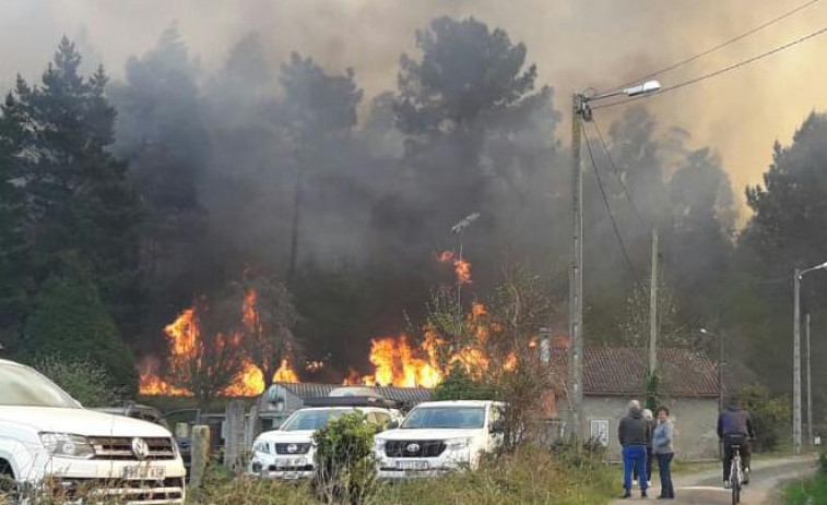 El incendio de Rianxo obliga a desalojar el instituto de la localidad
