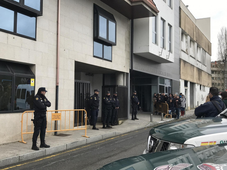 La broma le sale cara a la mujer que llamaba a telefonillos en Ribeira durante la cuarentena: cinco meses de cárcel