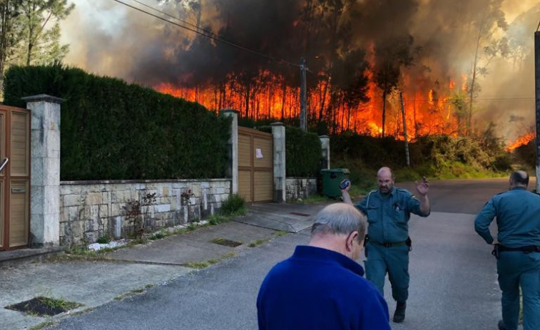 El presidente culpa de la ola de fuegos al tiempo y a los incendiarios