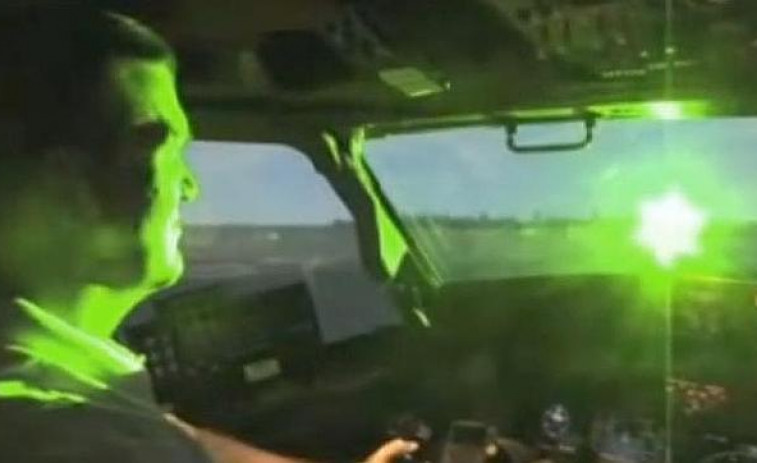 Un puntero laser deslumbra al piloto de Iberia que intentaba aterrizar en  el aeropuerto de Vigo