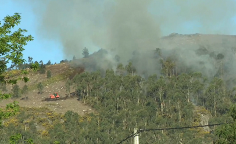 La Xunta insiste en que hay medios suficientes pero hoy ardieron otras 100 hectáreas en Boiro