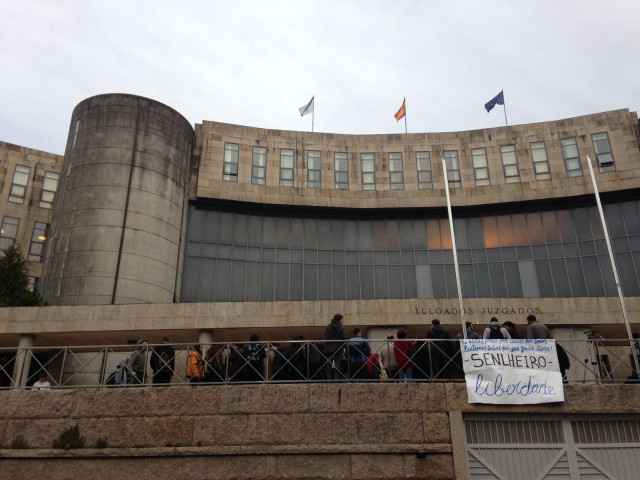 Juzgados de Santiago con pancarta de apoyo a Senlheiro, okupación Sala Yago
