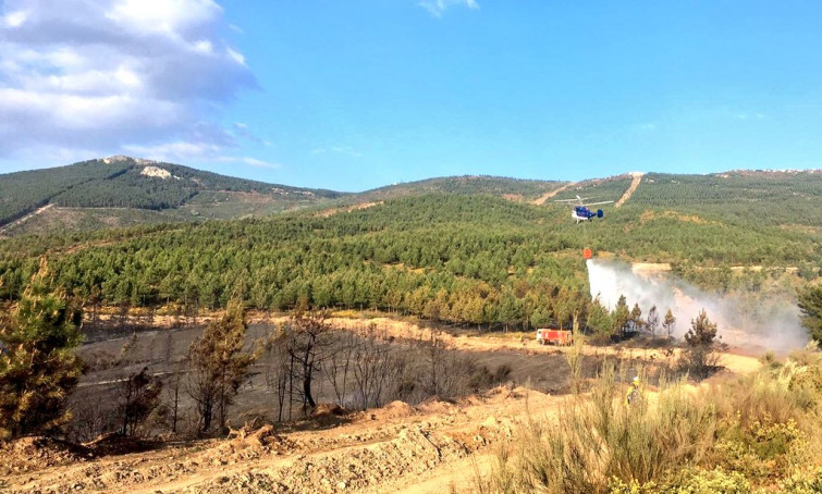 Otro incendio consume 50 hectáreas en Boiro mientras el de Verín alcanza las 66 (vídeo)
