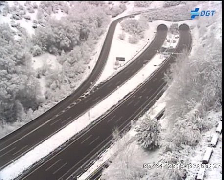 Problemas de tráfico en una autovía y una nacional por la nieve