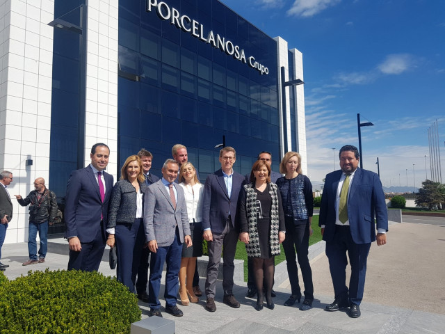 Feijóo dice que le gustaría tener una Porcelanosa en Galicia y destaca su capaci