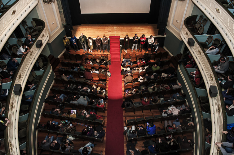 El Teatro Principal se quedó pequeño reclamando ‘Aire, auga e terra limpas’