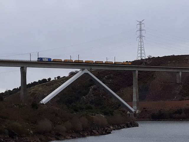 Adif realiza las pruebas de carga del viaducto sobre el Tera (Zamora)