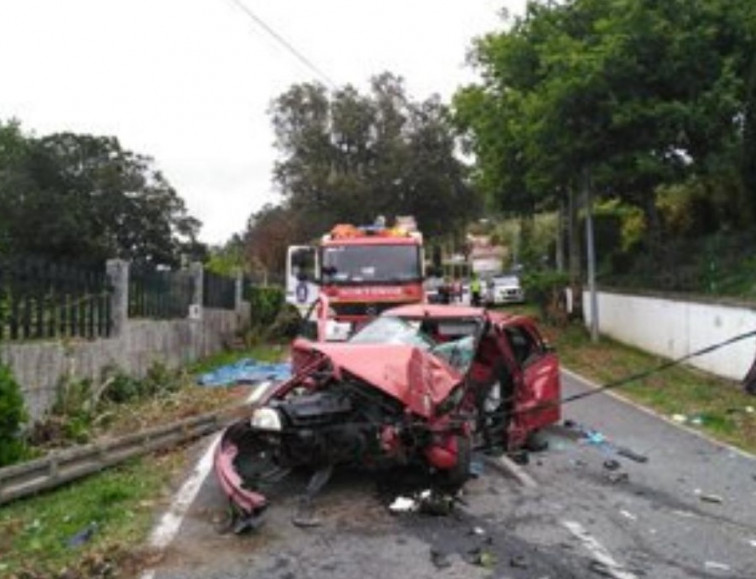 Un muerto y un herido al chocar contra un muro
