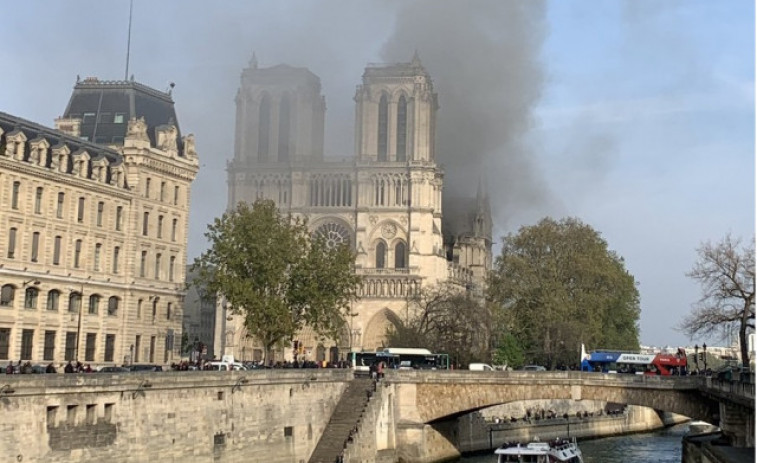 Un incendio sin control quema la catedral de Notre Dame
