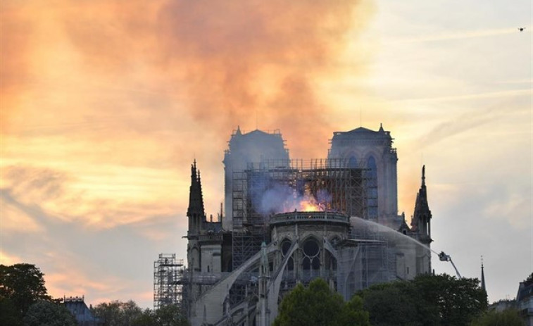 A salvo la estructura de catedral de Notre Dame