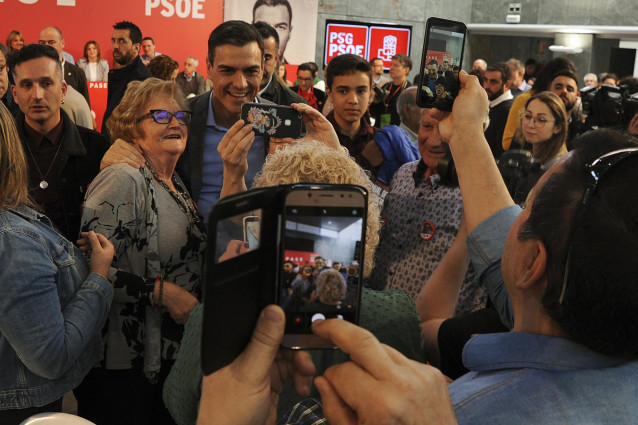 El secretario general del PSOE, Pedro Sánchez, participa en una comida-mitin en Ourense