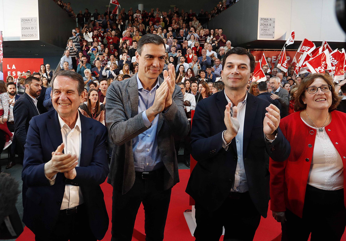 Pedro Sánchez asiste a un acto de campaña del PSOE en Vigo