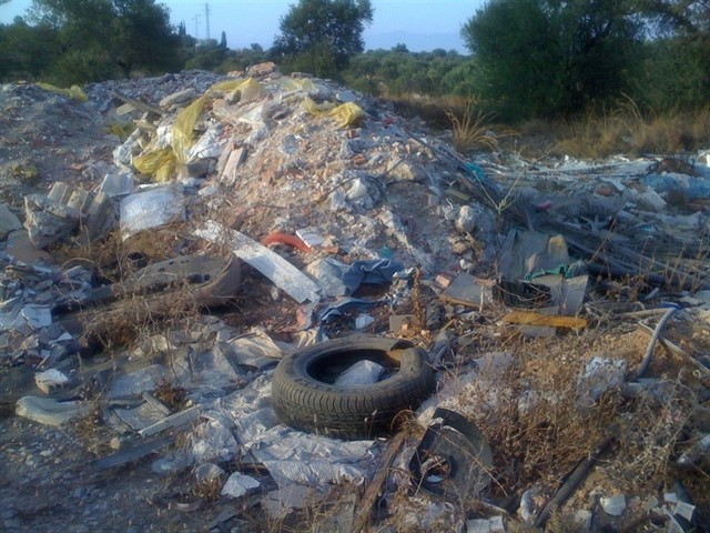 Denuncian un vertedero ilegal de residuos industriales responsabilidad de Medio Rural