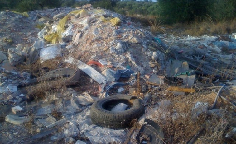 Denuncian un vertedero ilegal de residuos industriales responsabilidad de Medio Rural