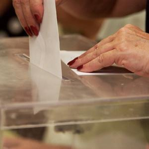 Voto introducido en una urna en Elecciones