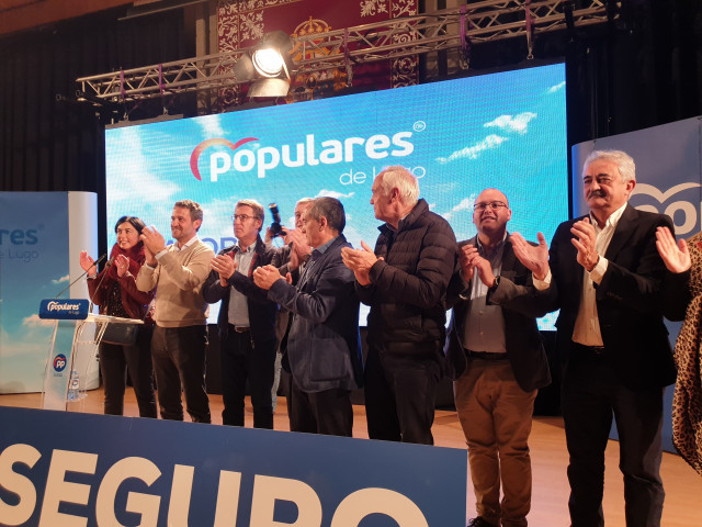 Alberto Nuñez Feijóo, Jaime de Olano y José Manuel Barreiro, entre otros, en un acto de campaña del PP en Lugo
