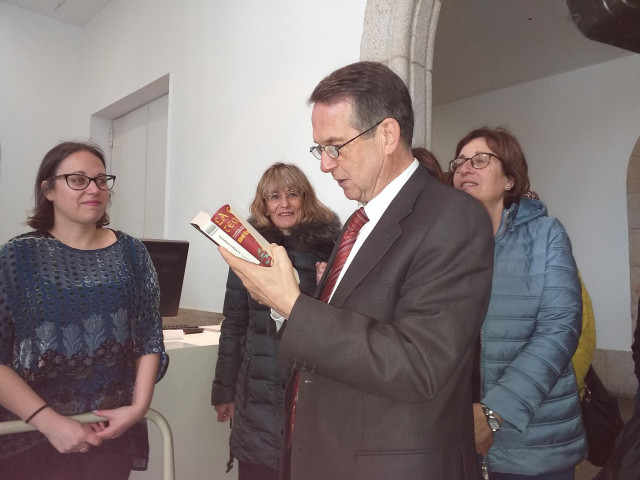 Abel Caballero celebra el Día del Libro donando una de sus novelas para un 'bookcrossing' y otra a una biblioteca