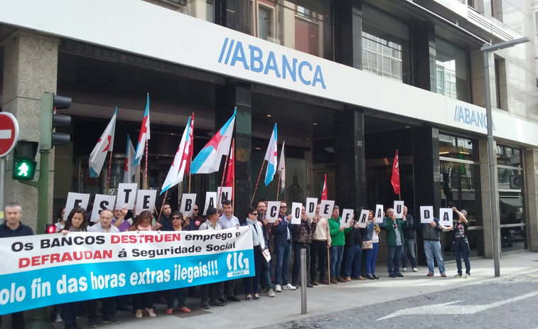 ¿Ya nos olvidamos de las preferentes? Trabajadores de ABANCA protestan por la venta de productos financieros complejos