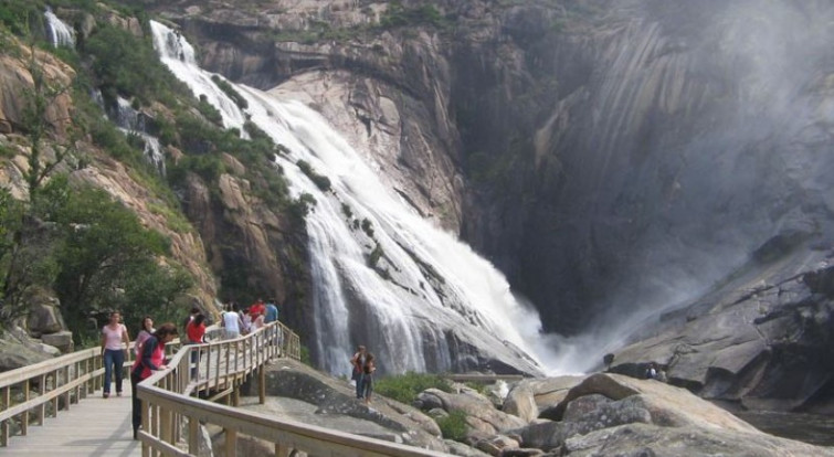 Impoñen fianza de 8,5 millóns a Villar Mir por secar a fervenza do Ézaro