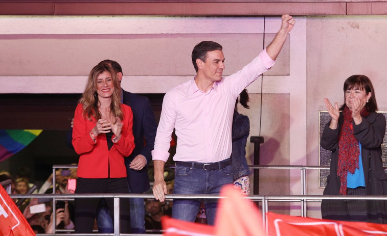 Sánchez no cierra la puerta a gobernar con Rivera, como le pidió el público que lo aclamó en Ferraz (vídeo)