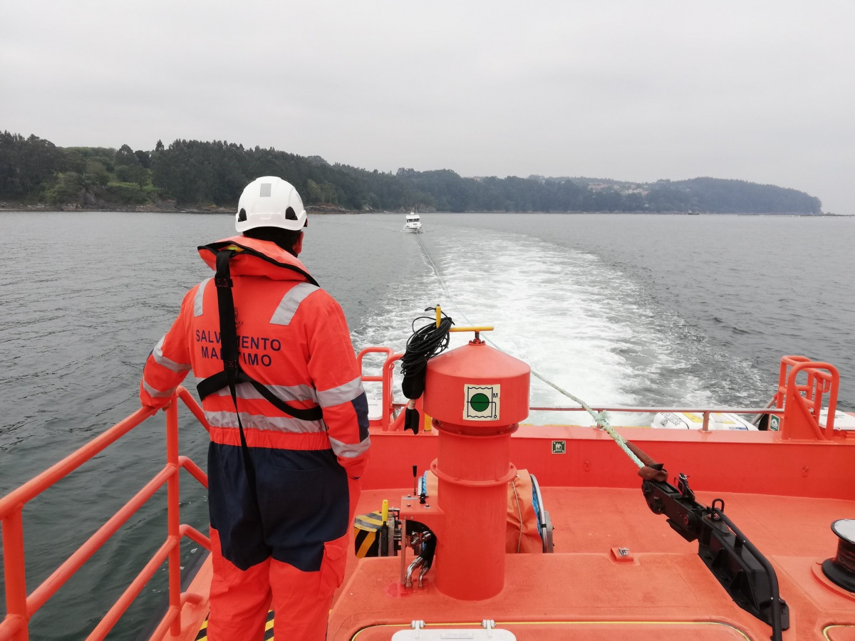 Salvamento remolca una embarcación a la deriva frente al espigón de Sada (A Coruña)