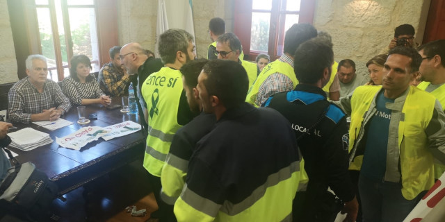 Trabajadores de Ence increpan al gobierno de Poio, que rechazó una moción del PP en apoyo a la empresa pastera