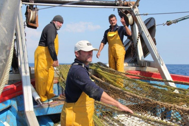 Los pescadores españoles 'a la caza' de redes a la deriva y otras basuras marinas para reciclarlas en fibras textiles