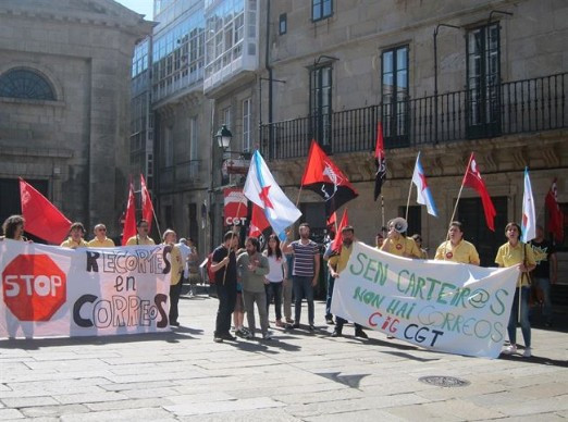 Traballadores de Correos de Galicia protestan contra os recortes pedindo “máis cartería e menos xerarquía”