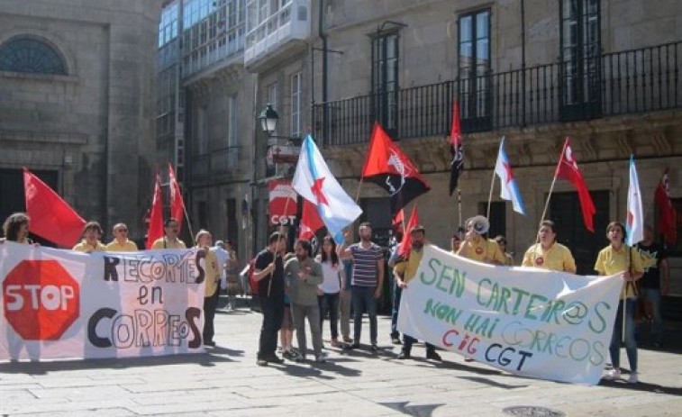 Traballadores de Correos de Galicia protestan contra os recortes pedindo “máis cartería e menos xerarquía”