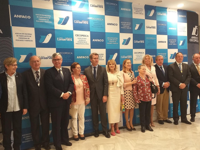 Feijóo destaca el potencial del sector conservero gallego y su capacidad de 