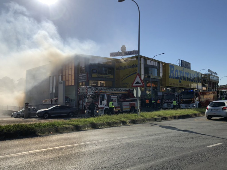 Un incendio calcina diversos almacenes de muebles