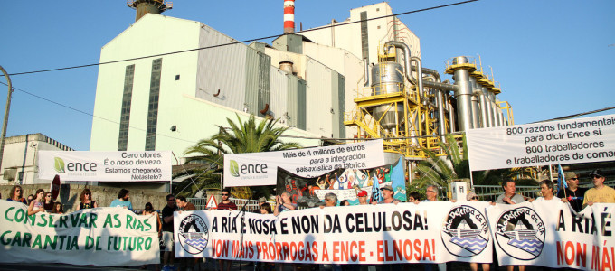 Centos de persoas piden en Pontevedra o peche de Ence e Elnosa