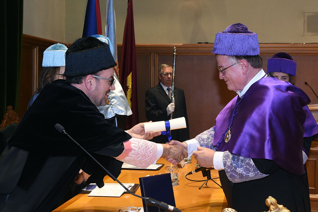 Los científicos Nicholas Peppas y Ben Farig, nombrados doctores 'honoris causa' de la USC