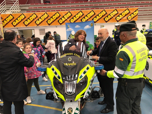 Unos 2.000 niños participan en una exhibición solidaria de la Guardia Civil en Brión (A Coruña)