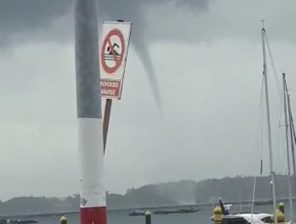 ​(VÍDEO) Una espectacular manga de mar entre bateas