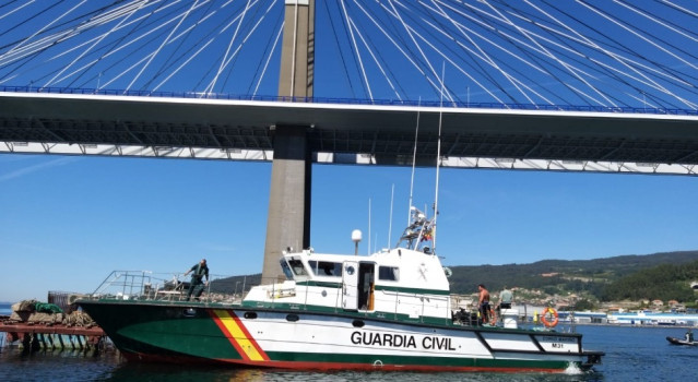 Servicio Marítimo y el grupo subacuático de la Guardia Civil buscan al pontevedrés desaparecido en el puente de Rande