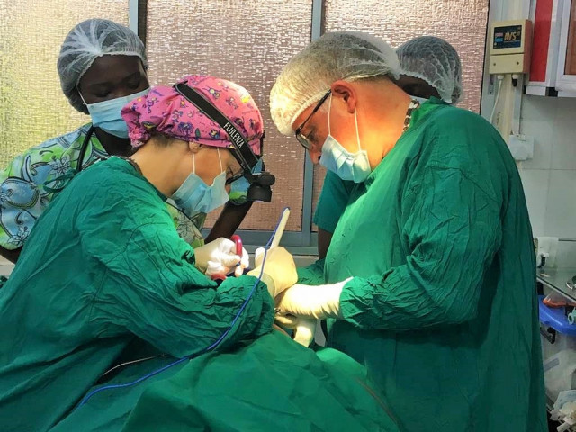 Dos otorrinos del Hospital Infanta Leonor viajan a Ghana (África) para tratar patologías auditivas