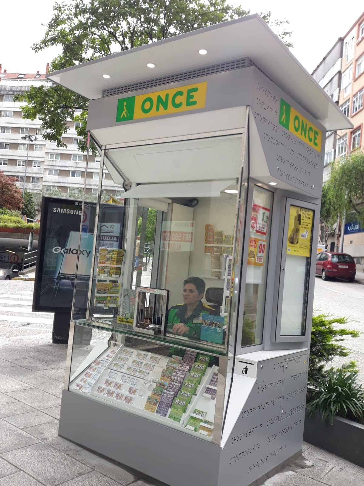 La Once estrena en Santiago su nuevo modelo de quiosco, 